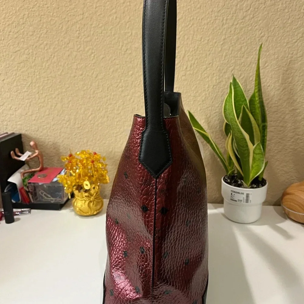 MCM Metallic Hobo - Picture 8 of 11